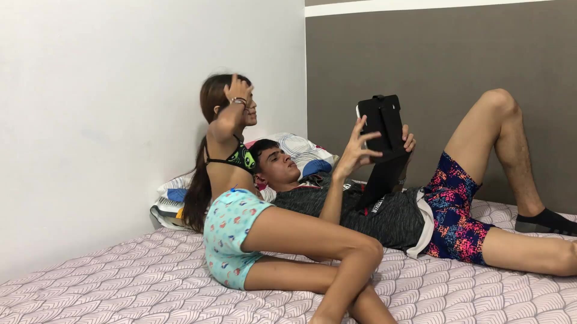 Andrea1010 - Hermanastra llega a mi habitacion para pedirme que la folle duro