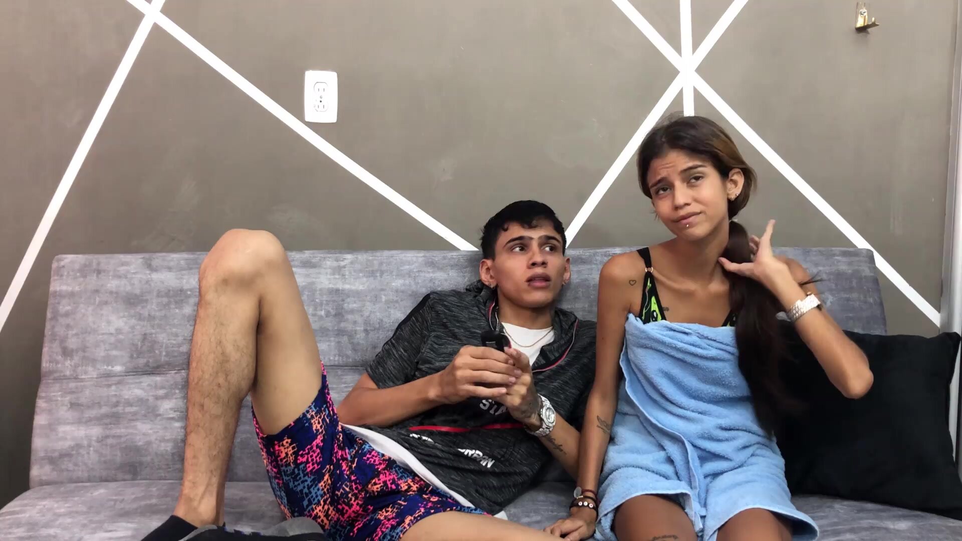 Andrea1010 - Hermanastra pequena se queda profunda en mis piernas y algo sale mal( porno en espanol)