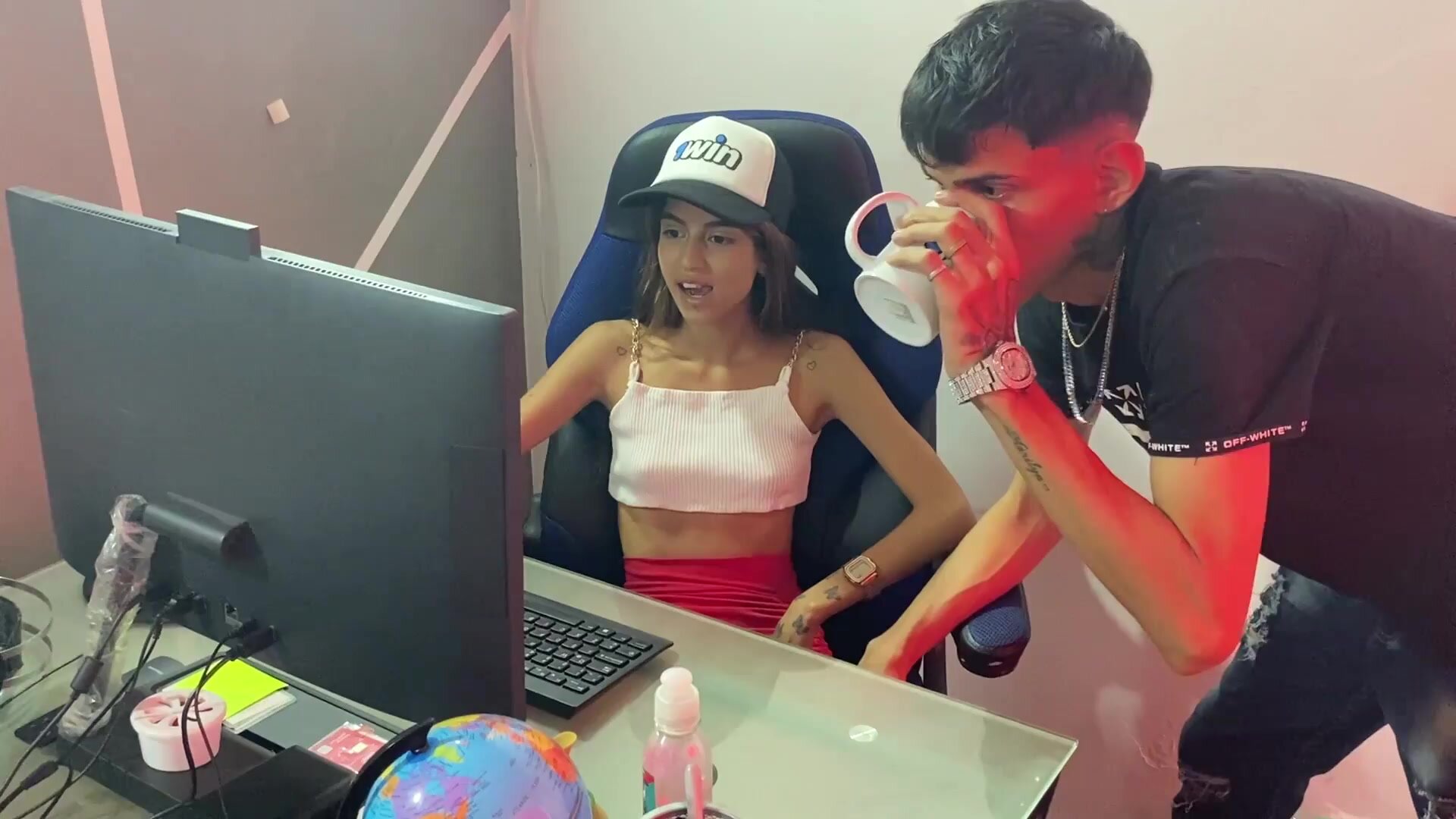 Andrea1010 - Sexi hermanastra le gusta comerse mi polla entera le encanta que me la folle en 4