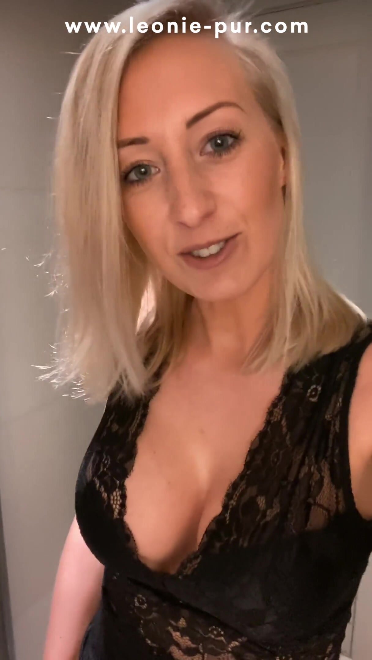 LeoniePur - Risky Orgasm Behind The Back From The Photographer