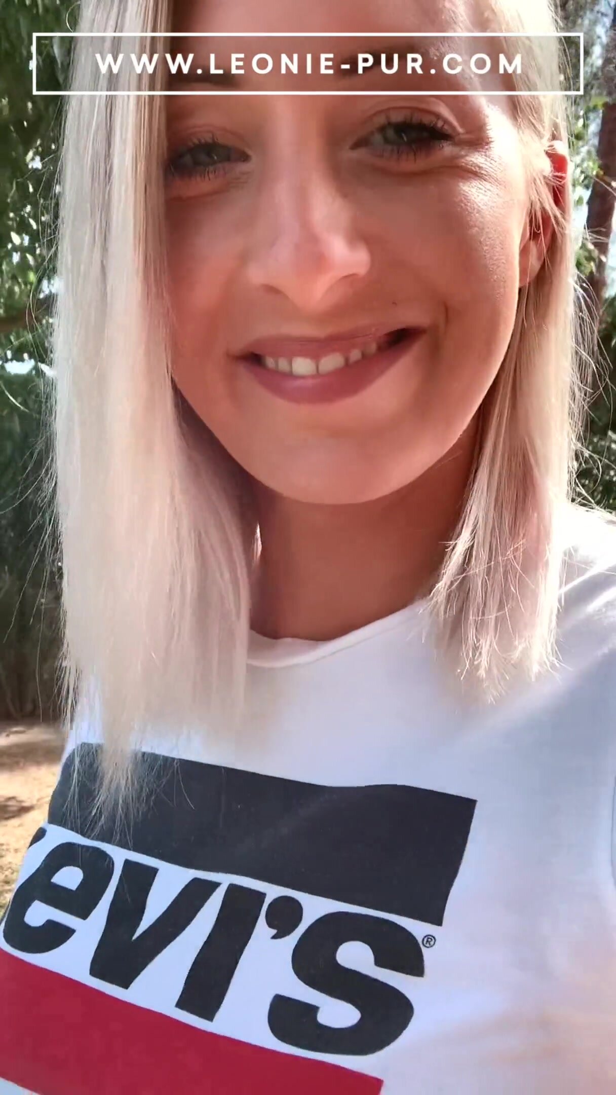 LeoniePur - WTF Totally Horny Secretly Masturbating In The Garden