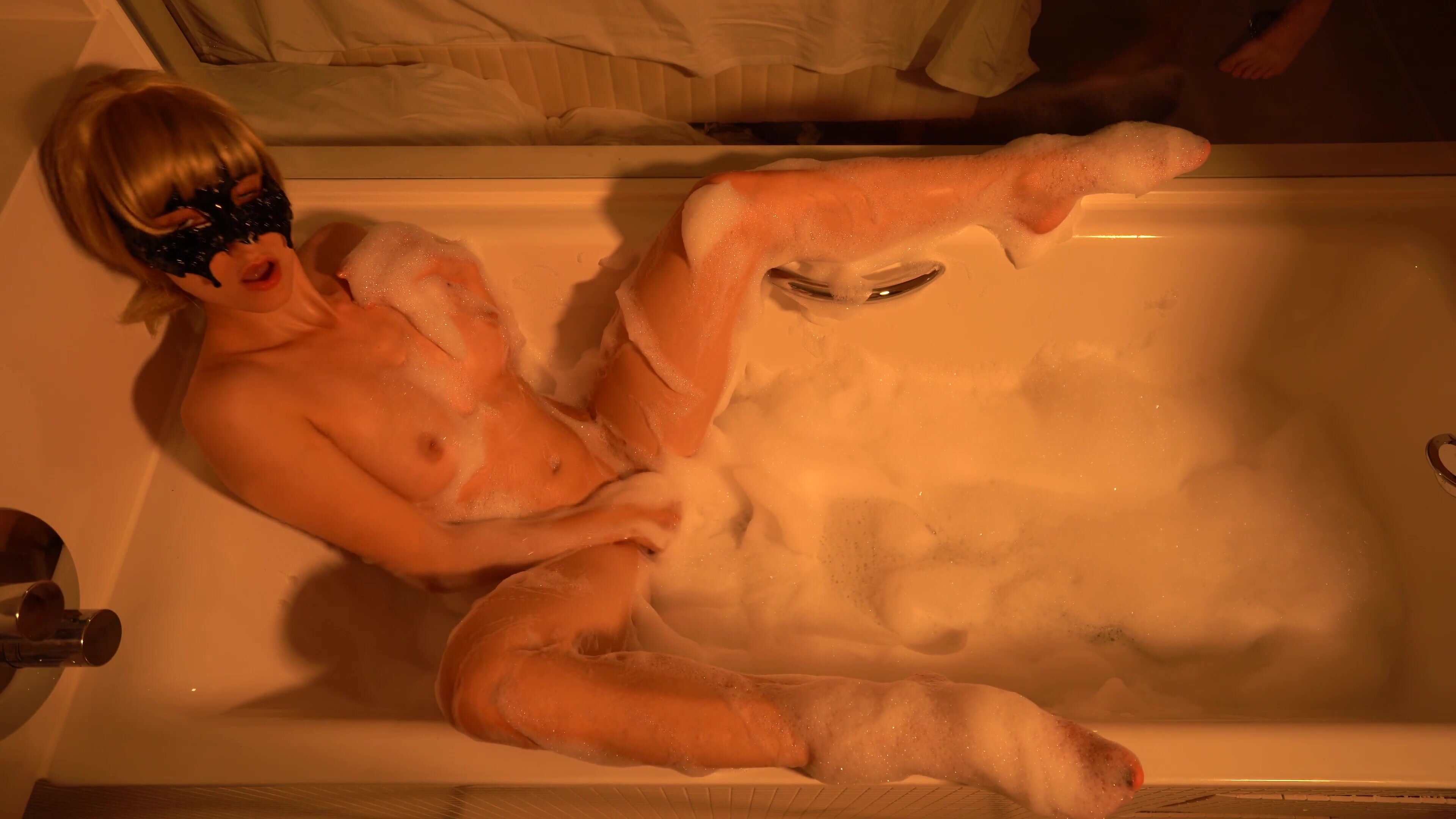 Ana Lingus - Naughty Bathtime - Squriting And Wet Pussy Play In The Bathtub