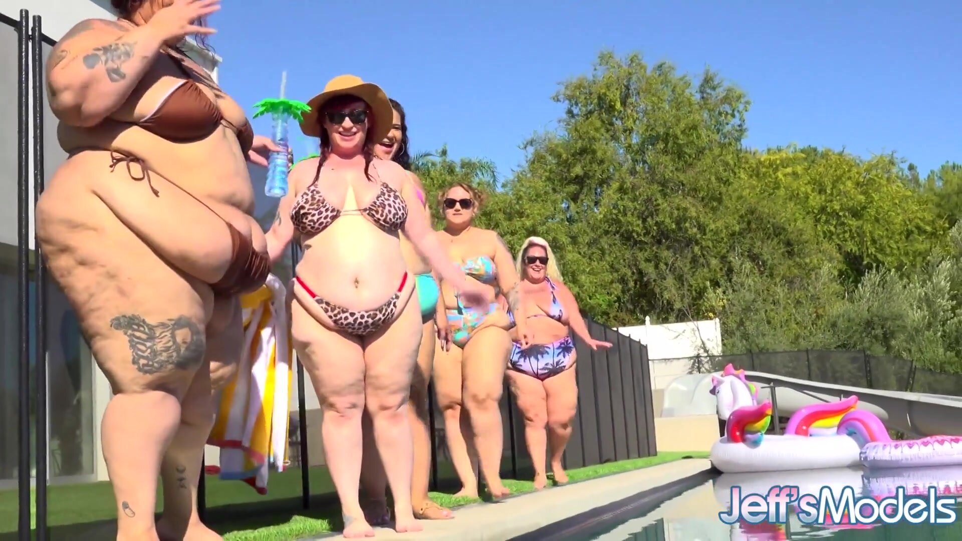 Crystal Blue, Saucy, Bianca Blows, Busty Bexx, Luna Love - Plumper Pool Party (jeffsmodels)
