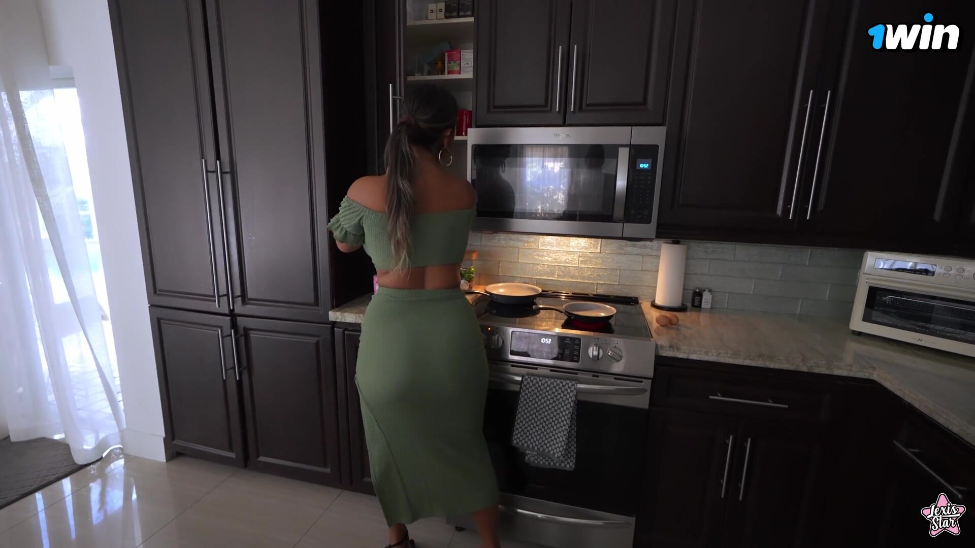 Lexis Star - Omg! My Big Booty Stepmom Let Me Give Her a Huge Facial