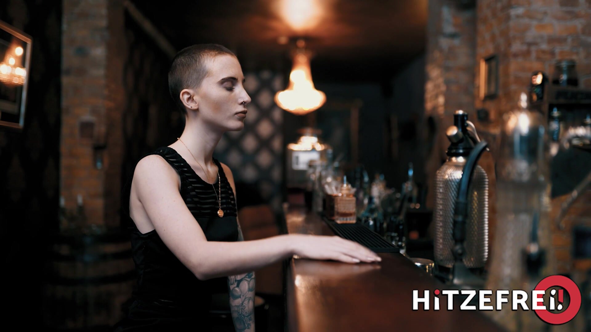 Lou Nesbit - Hitzefrei GERMAN
