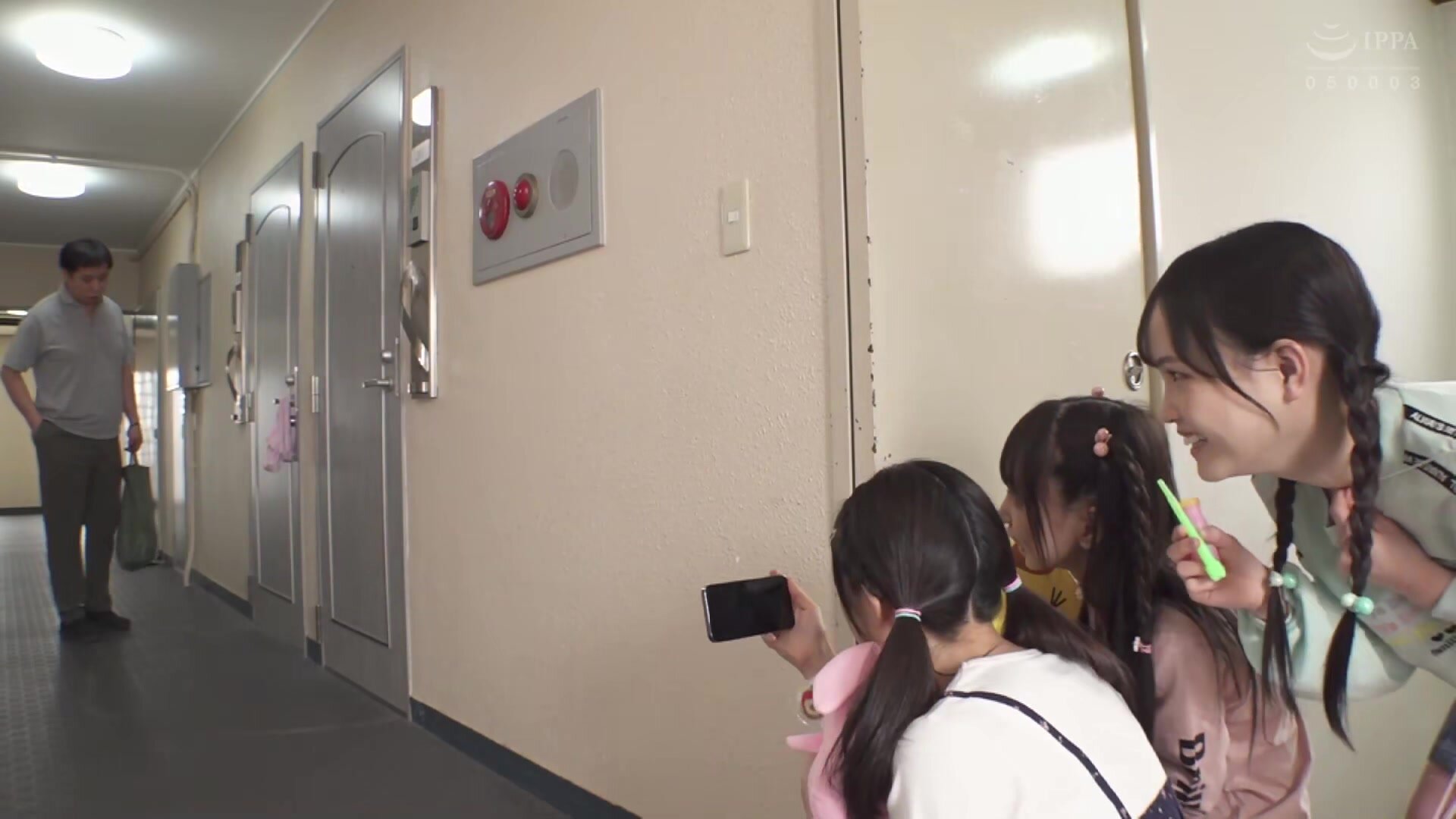 SCOP-810 [Pure madness! ? ] An incident occurred in a housing complex where three curious beautiful girls live in a certain place! ? Girls who are curious about adult bodies innocently pull out Ji Po! ! A Thorough SCOOP Of A Little Devilish Group Reverse 
