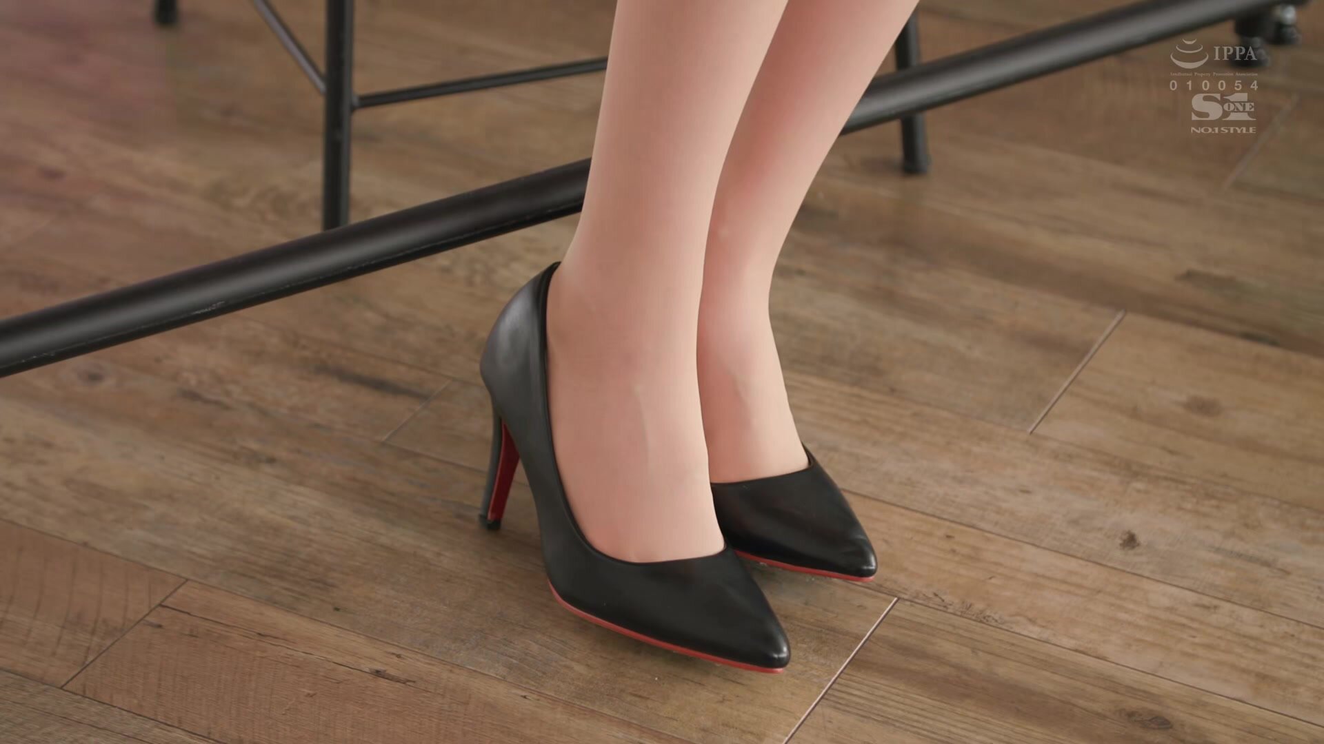 SSIS-785 The announcer with beautiful legs who can't refuse when pressed is a reverse begging bitch who begs for "I want you to bully me"! Kaede Fua