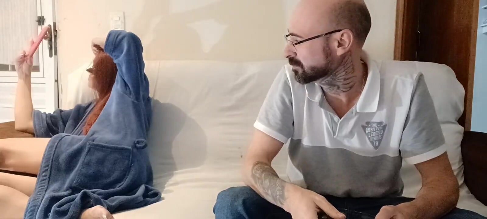 RenaTasurtada - Na sala com minha amiga e vizinha fiquei exitado