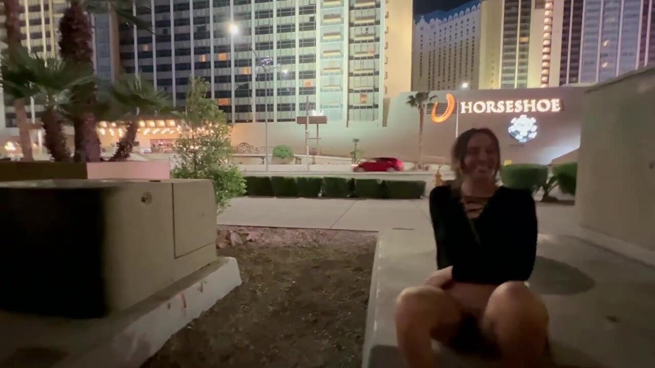 Nicole Niagara - Embarrassed Slut Downtown Flashing Cumming