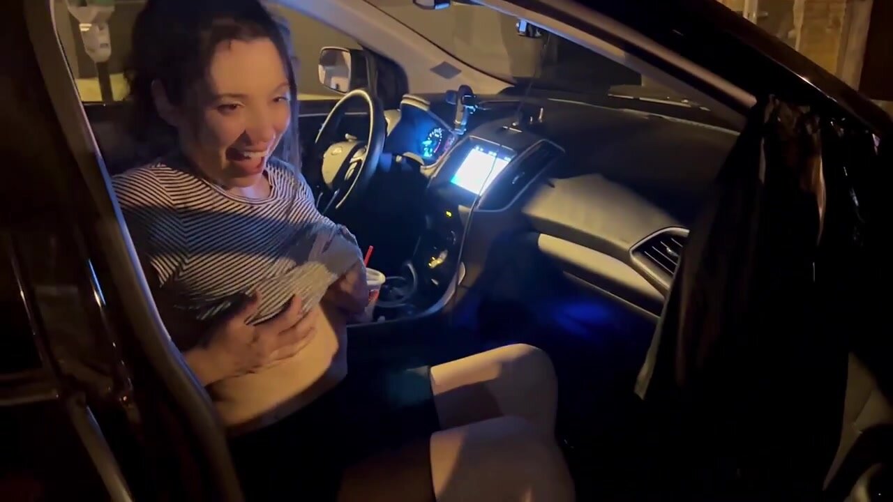 Nicole Niagara - Flashing at the police station and fucking butt naked in the streets