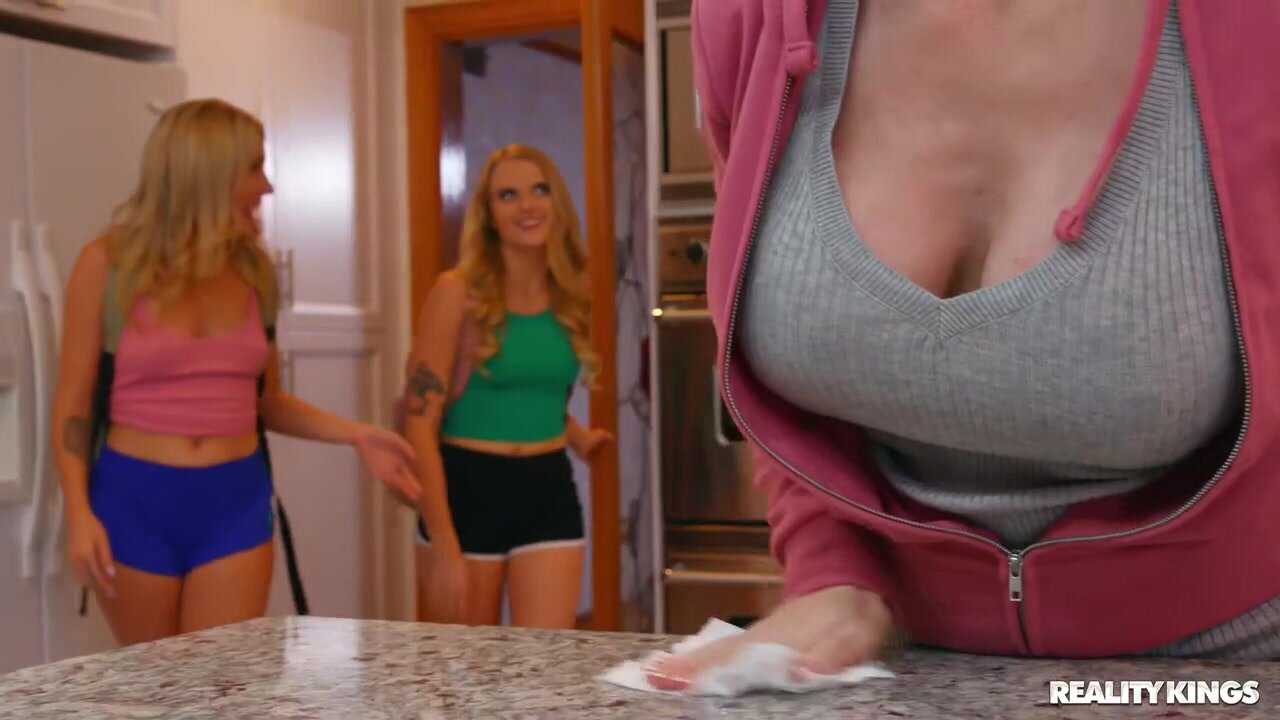 Dee Williams Paris White Busty Milf Seduces Her Daughters Friend