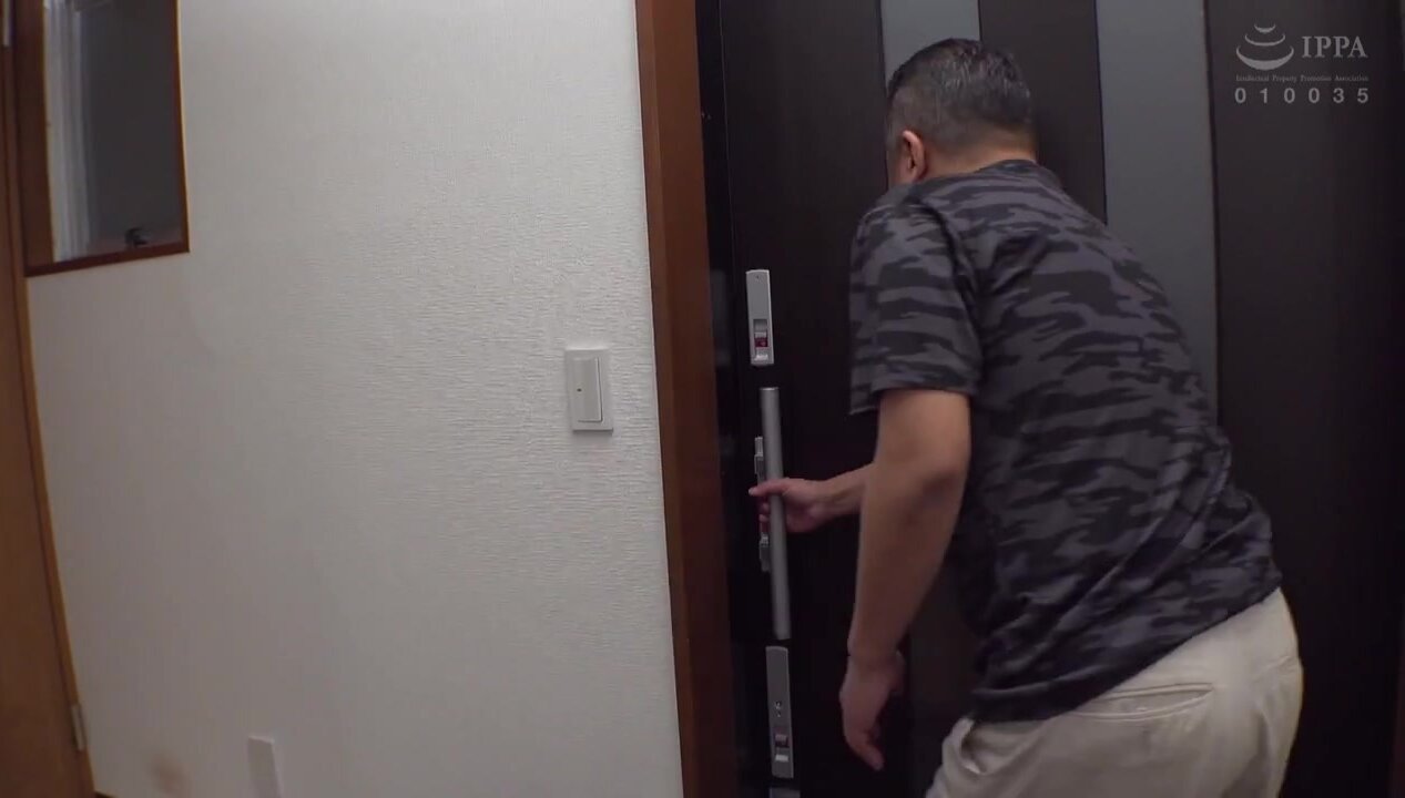 UMSO-610 The girl who moved in next door came to say hello without a bra! I thought I was lucky, but she wasn't even wearing any pants! VOL.02