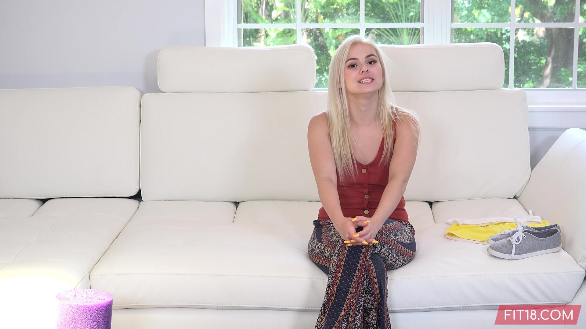 2020 Aria Banks Ultra Petite Blonde Beauty