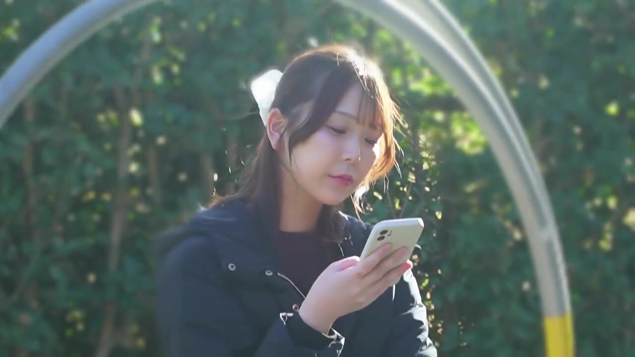PYM-533 A girl on the street was so sexy that I kept staring at her, and she secretly gave me a handjob