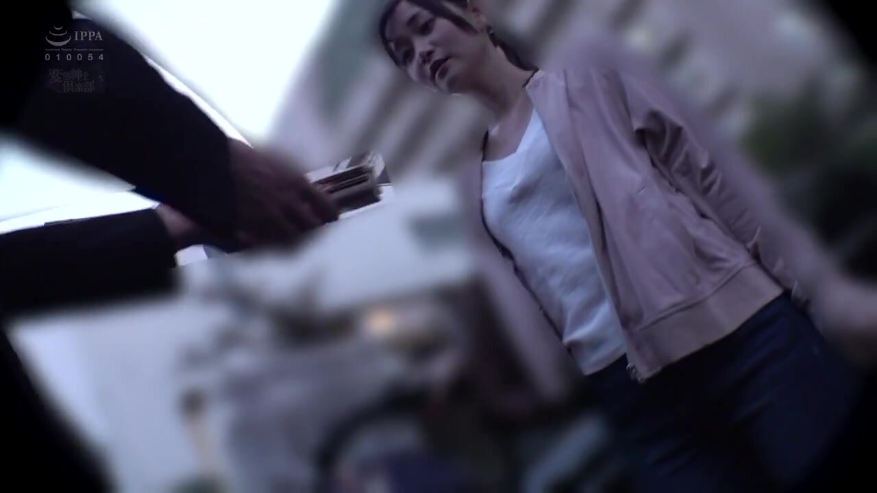 CLUB-882 Stroller-carried housewife stalked and flowers unconscious