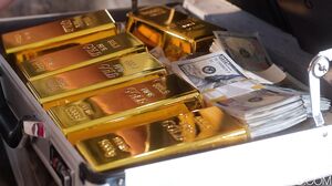 Ashley Alexander, Ophelia Fae - Curvy Blonde Makes Bestie Cum With Glass Dildo