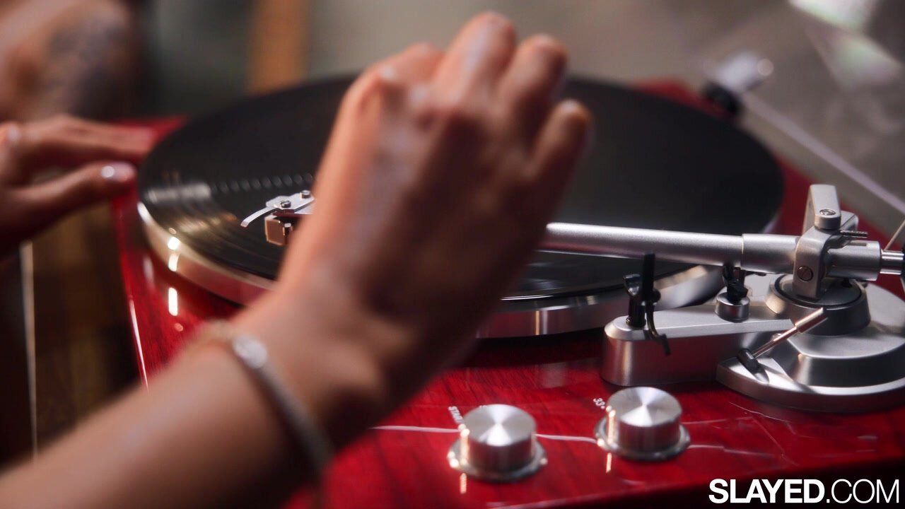 Vanna Bardot, April Olsen - Sweet Music