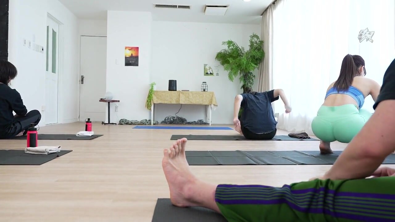 DASS-790 Aphrodisiac is given and she becomes sweaty and horny! She naturally pees with her legs spread wide! Sensitive hot yoga class with trembling convulsions Akari Neo