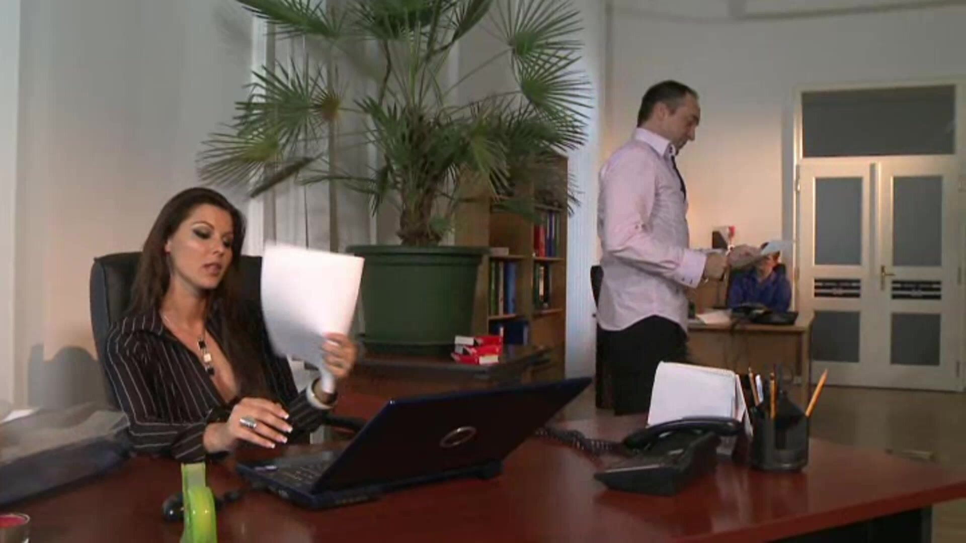 Cindy Hope - Secretaires Pretes A Tout
