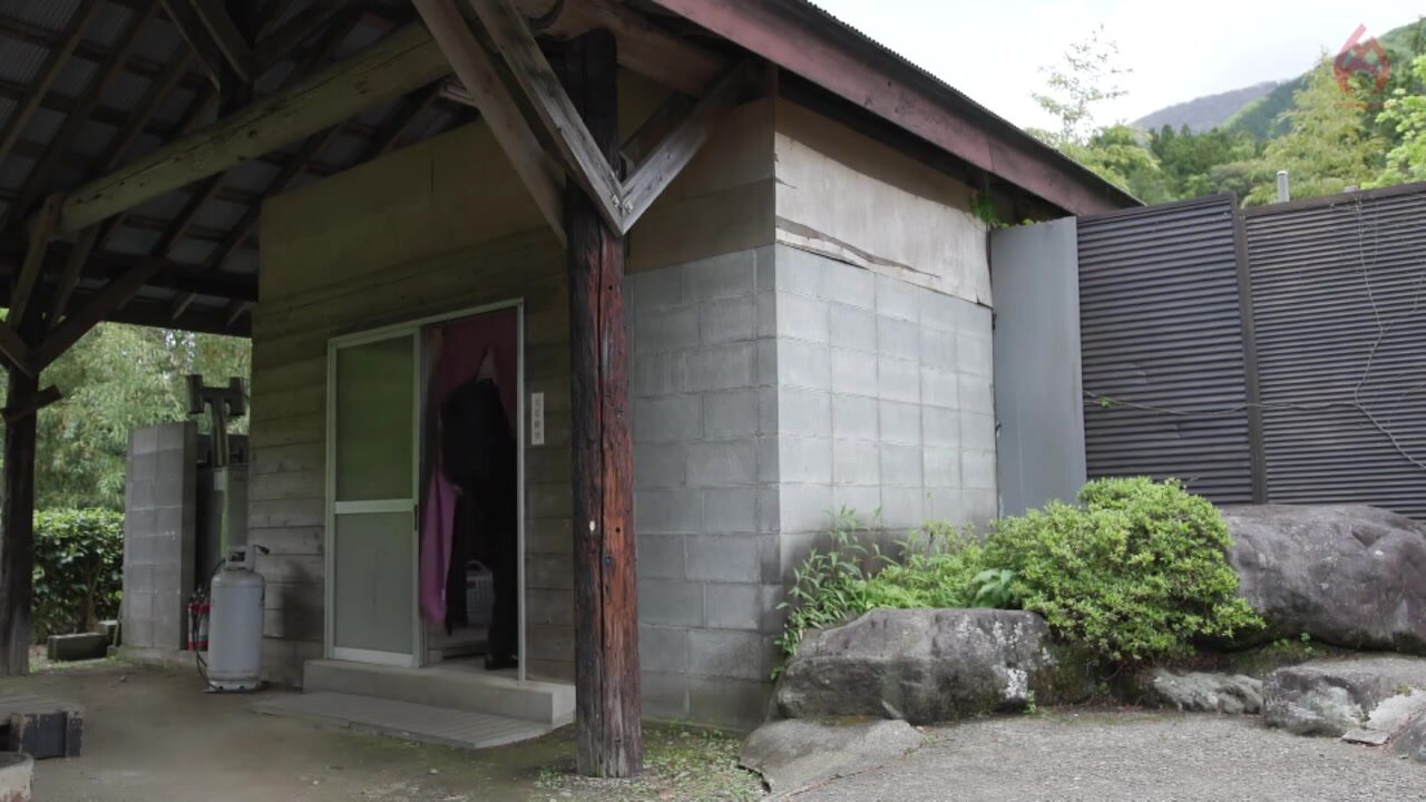 HEZ-830 "Sorry for getting you hard?" This horny local MILF who came all the way to the mixed-gender hot springs by herself was taken back to a hotel on a business trip, where we fucked until we both drained all our juices. Reiko Kobayakawa
