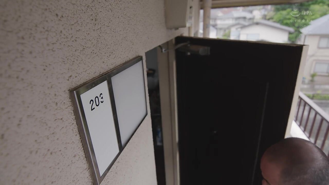 MFYD-057 A story about me (a middle-aged man living in a trashy room) having sex with the reclusive gamer and fujoshi (in her 30s) who lives next door.