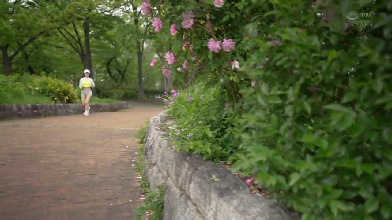 MFYD-065 She meets a young man while jogging and brings him home for a quick blowjob! She swallows his cum with a delicious look on her face! This sweaty, plump, and voluptuous wife, Mei Mizuki