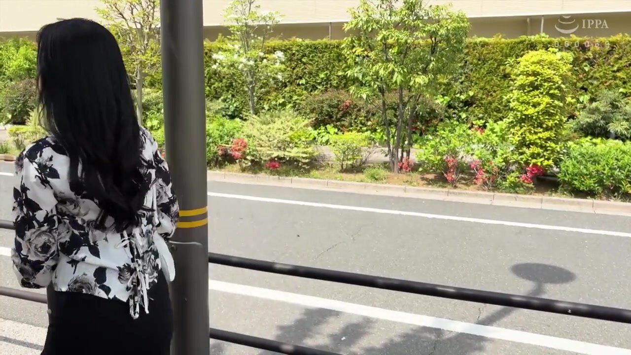 SYKH-160 "Streetwalking Wife" B-class MILF Suzu, 39 years old