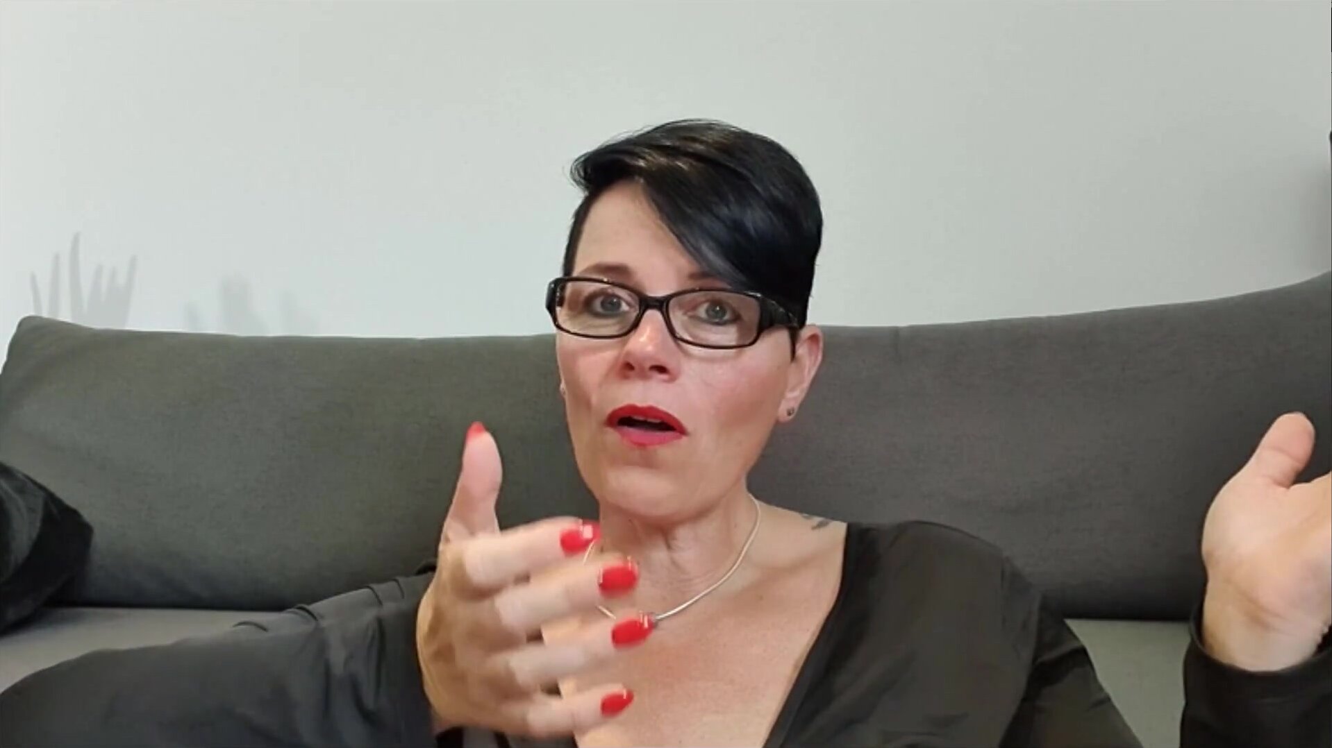 German cougar Molly uses butt pump system and dildo