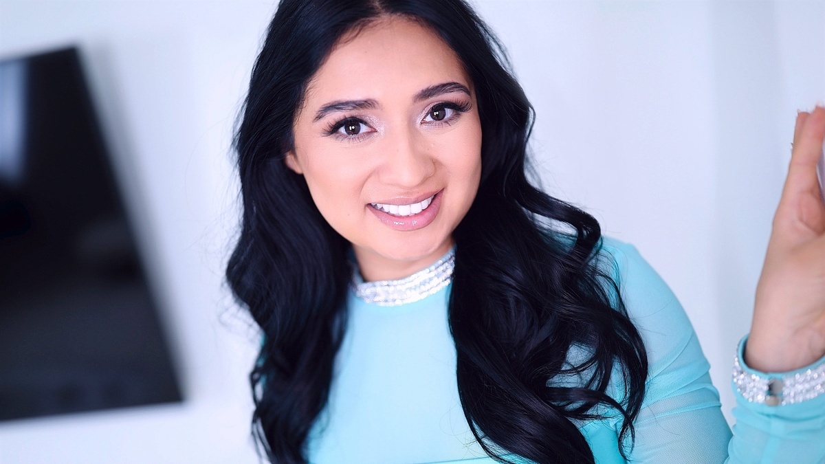 Amateur Allure - Ophelia Purr