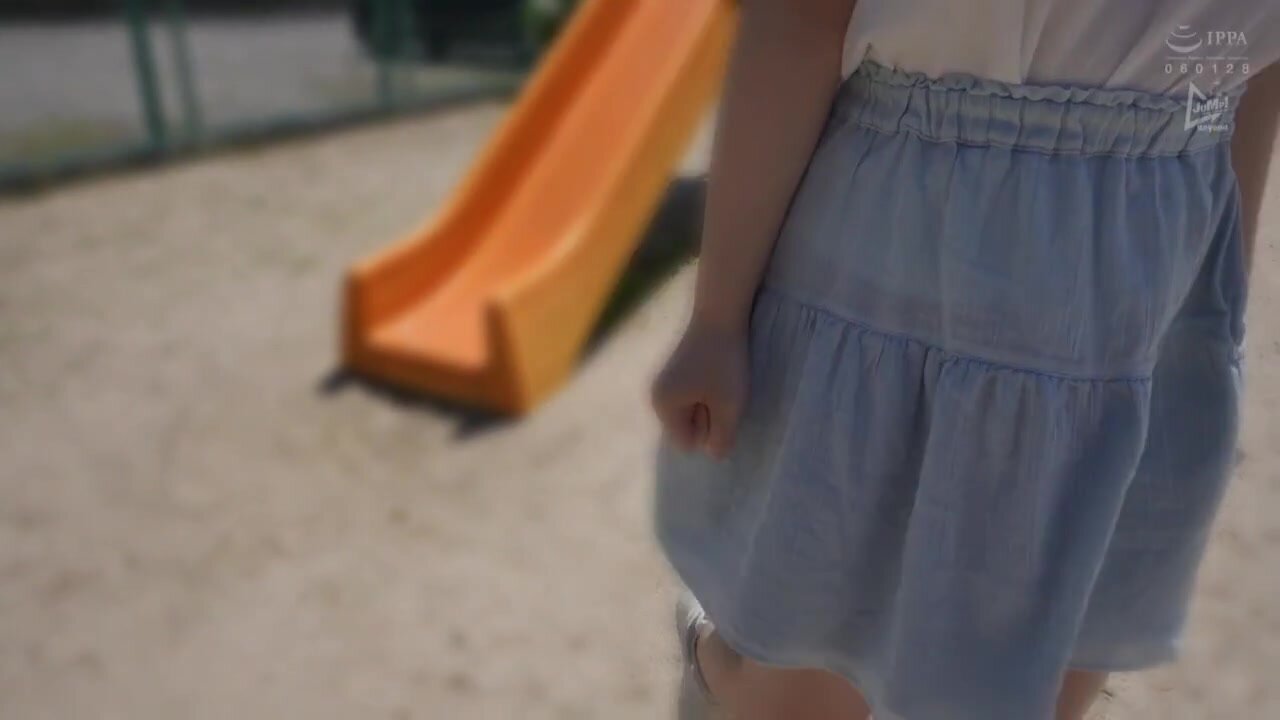 JUBE-034 A documentary of the sexual awakening of a popular and innocent girl in class who is seduced and trained by a creepy middle-aged man until she squirts and urinates. Fuwari Mashiro