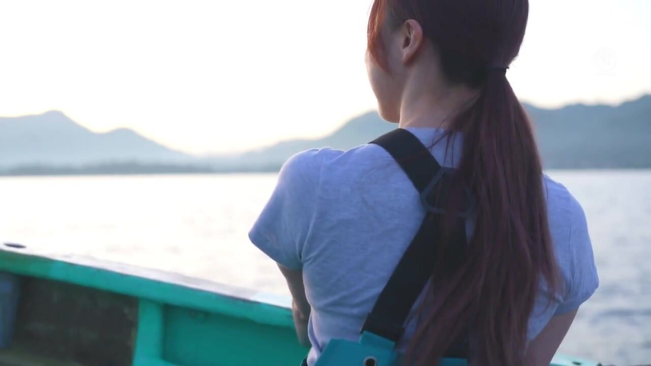 JUR-559 We met in the sea of Boso. A healthy body bathed in the sea breeze, a 'lively' local wife. Madonna discovers the 'seafood' Miyoshi Maika makes her AV debut