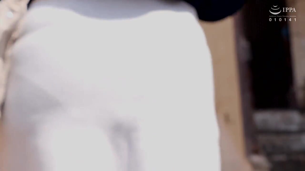 VEC-737 A beautiful wife with a beautiful ass who is worried about maintaining her figure does squat training that makes her ass muscles tremble, with no penetration allowed! She can't hold back and cums inside in the cowgirl position! She can't escape th