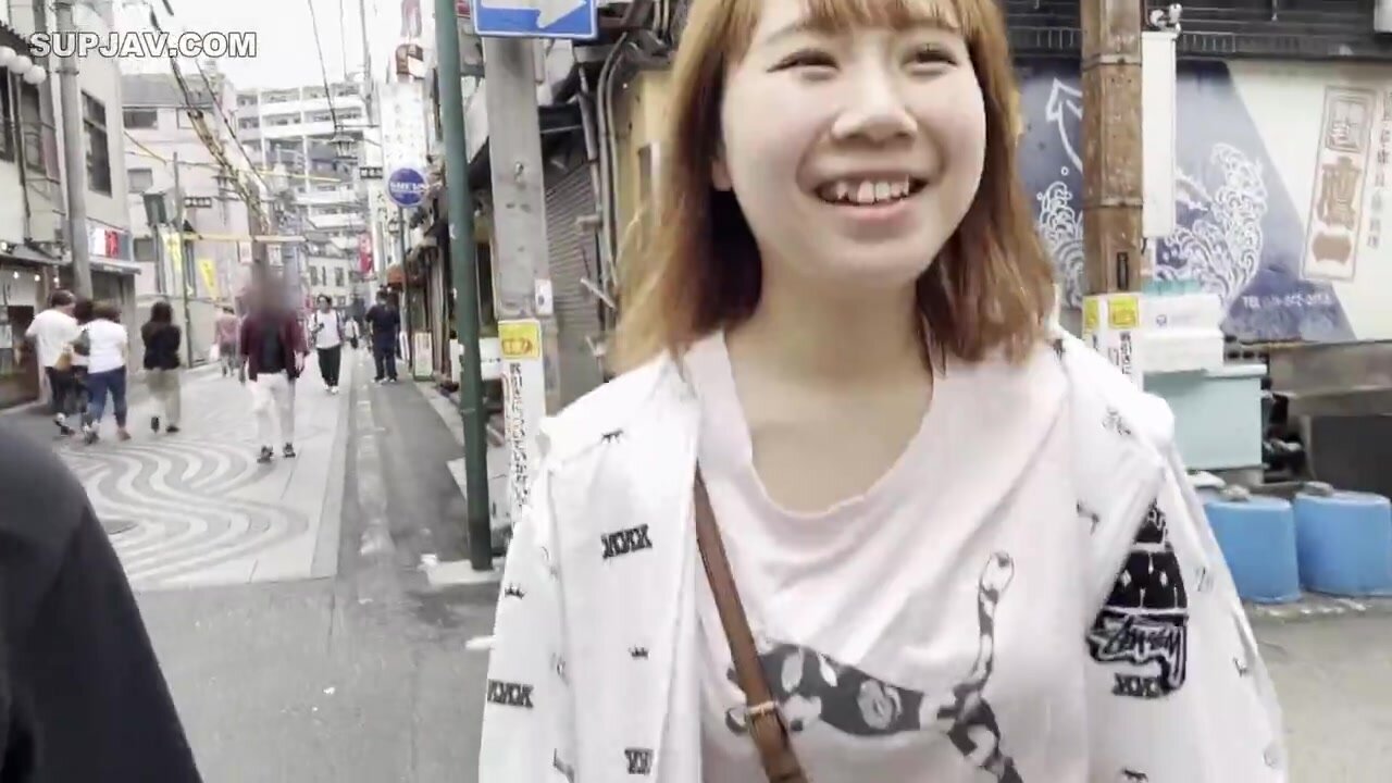 [Pick Up And Get It On] I Took Home The F-cup Busty Girl From The Dry Cleaning Shop I Met At The Lodge! I Gave Her A Lot Of Creampie On The Day I Met Her, This Sweet And Submissive Girl.