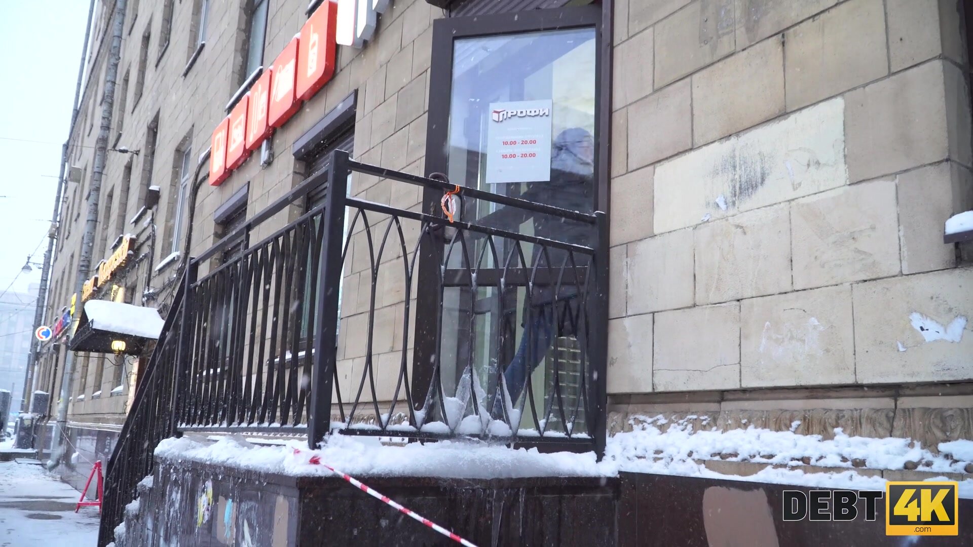 Debt4k E04 Monica Wet