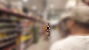 HIKR-253 A super glamorous married woman picks up a guy at the supermarket!? She invites him to her house for some bold and passionate sex! Octavia (24)