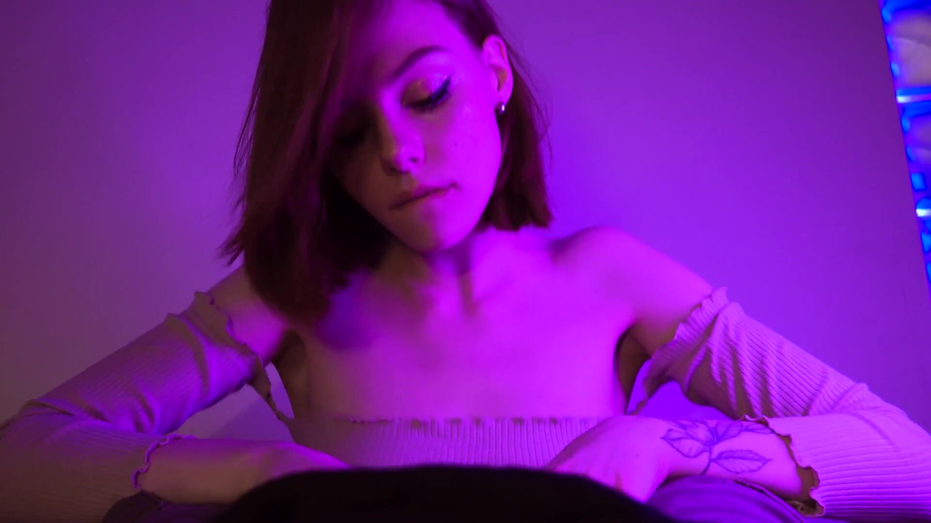 Arina Fox - Saftig blowjob fra en skønhed, cum på hendes ansigt, og hun slikkede alt op med at synke