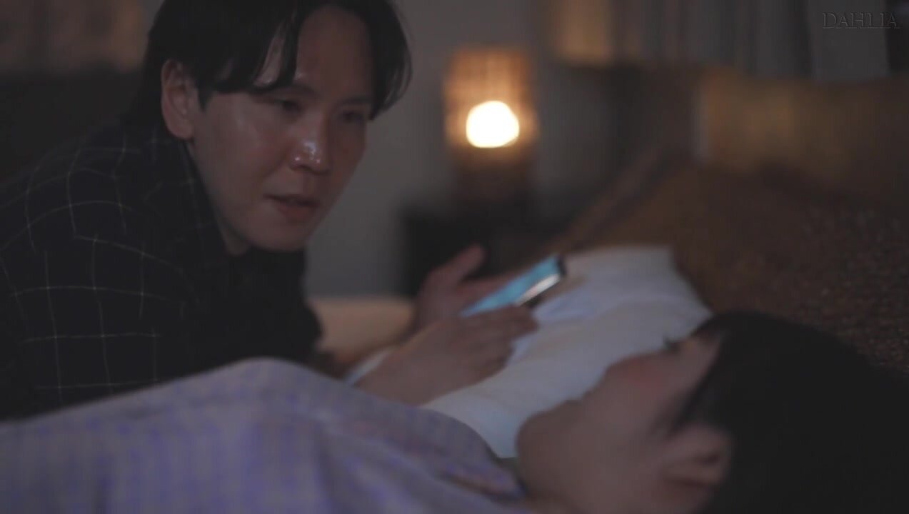 DLDSS-437 He sneaks out to a married woman delivery health service while his pregnant wife is away, but then he encounters his mother-in-law! "If you keep it a secret... I'll take care of you while Nana is pregnant..." They end up satisfying each other's 