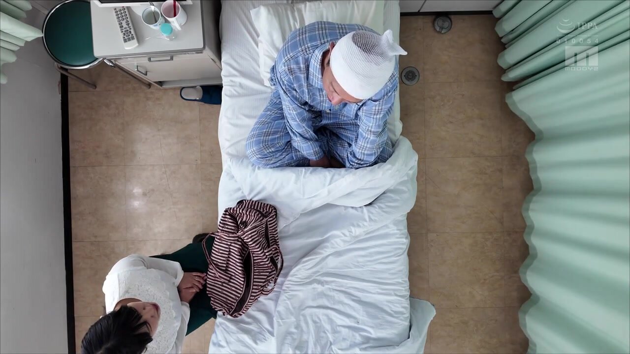 MIDA-397 A caring nurse gives a titty fuck and close-up NTR nursing session, with huge J-cup breasts that are much bigger than his wife's.