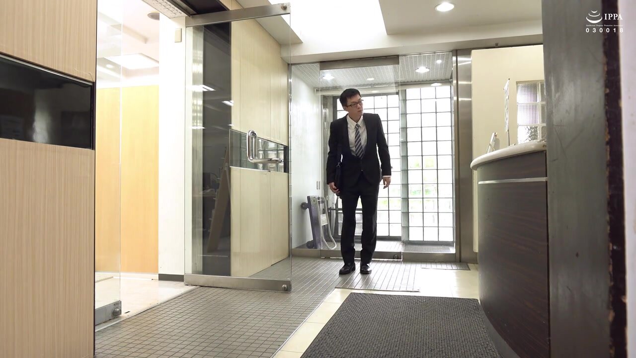 DMOW-224 I'm a masochist who has no choice but to have my harem ejaculation controlled by my sexy, beautiful-legged bosses in black pantyhose.