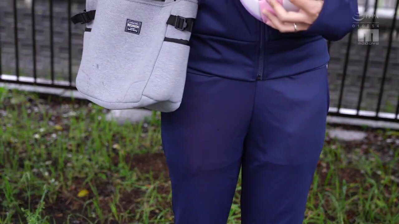 MIAB-564 Covered in sweat and semen, this big-assed volleyball mom and horny slut wife, Kinoshita Himari, milks the young coach's load of 12 loads.