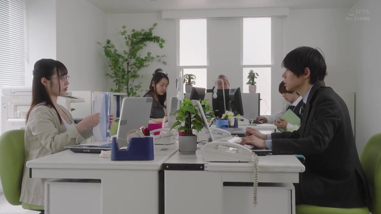 MOON-048 Even though she's trying to hold back her voice, her juices are flowers! I gave my arrogant female boss an aphrodisiac and had silent sex with her while she was working overtime - Hinako Matsui