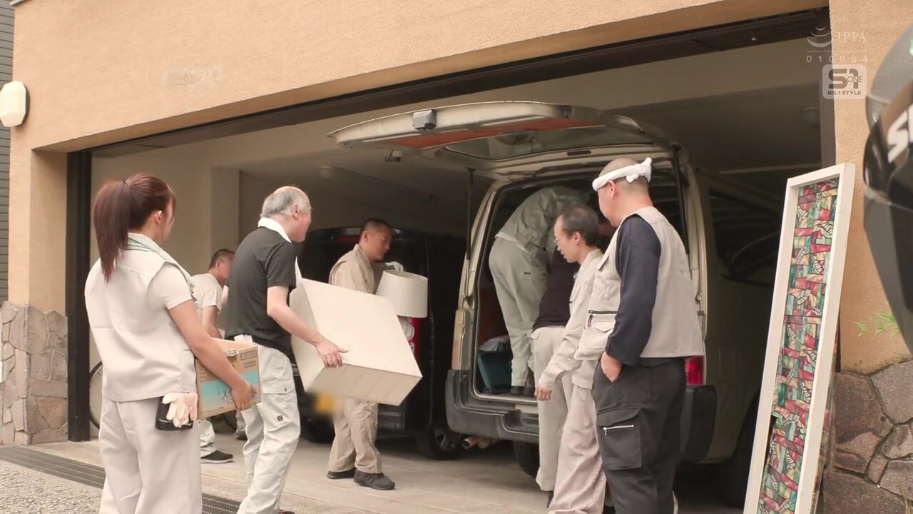 SONE-954 A new graduate employee, who is about the same age as my daughter, is the only woman on a company trip for a workplace full of middle-aged men! After this, she is spied on in the bath, given an aphrodisiac, and all the employees have their dicks 