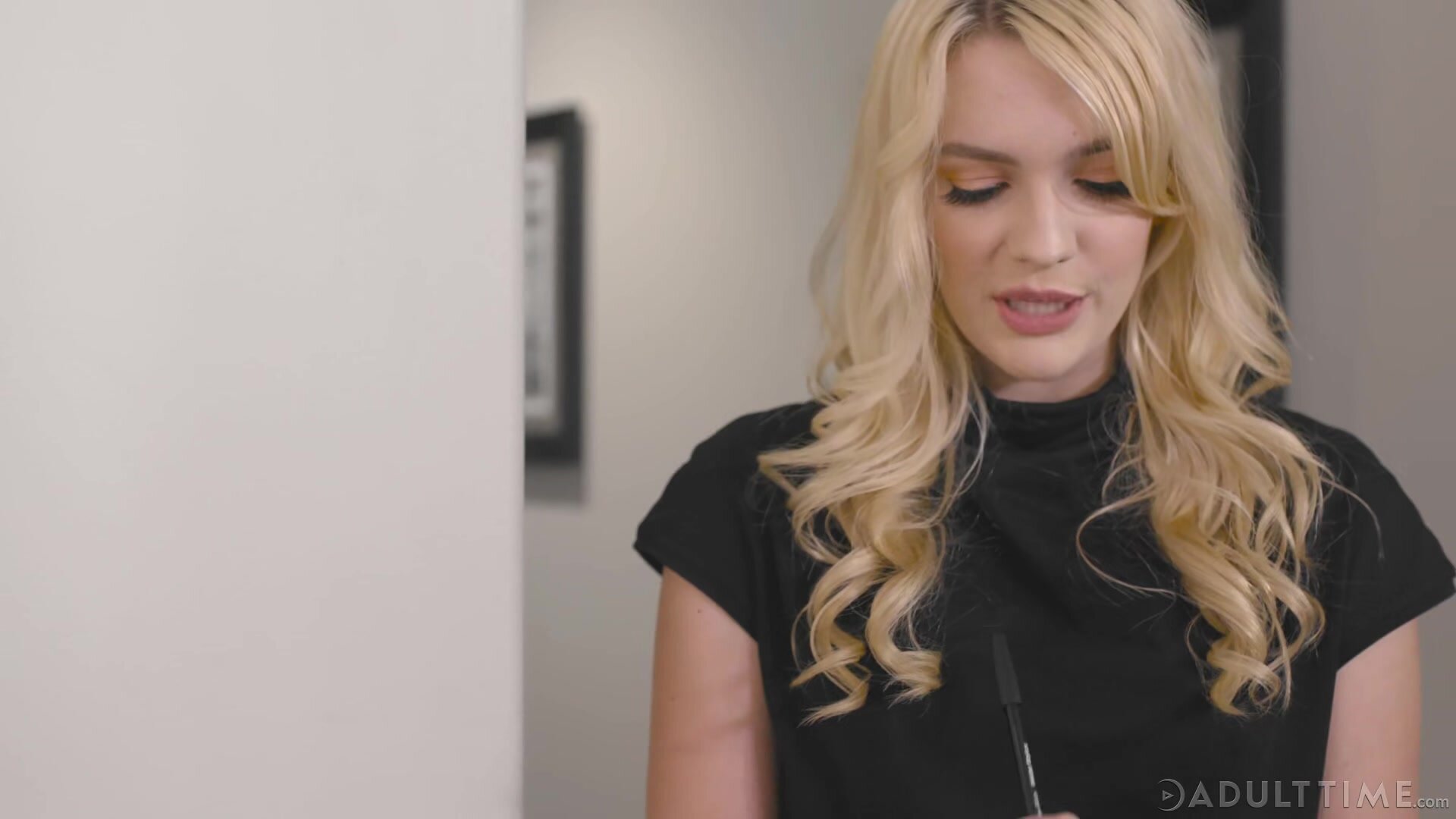 Natalie Mars, Kenna James - She's The Boss