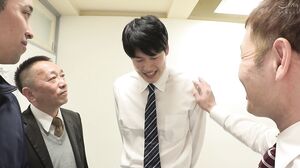 HUNTC-438 A moms' cafe hosted by parents of a certain private girls' school is a thank-you party where they treat the teachers who helped them after the graduation ceremony with some naughty hospitality!