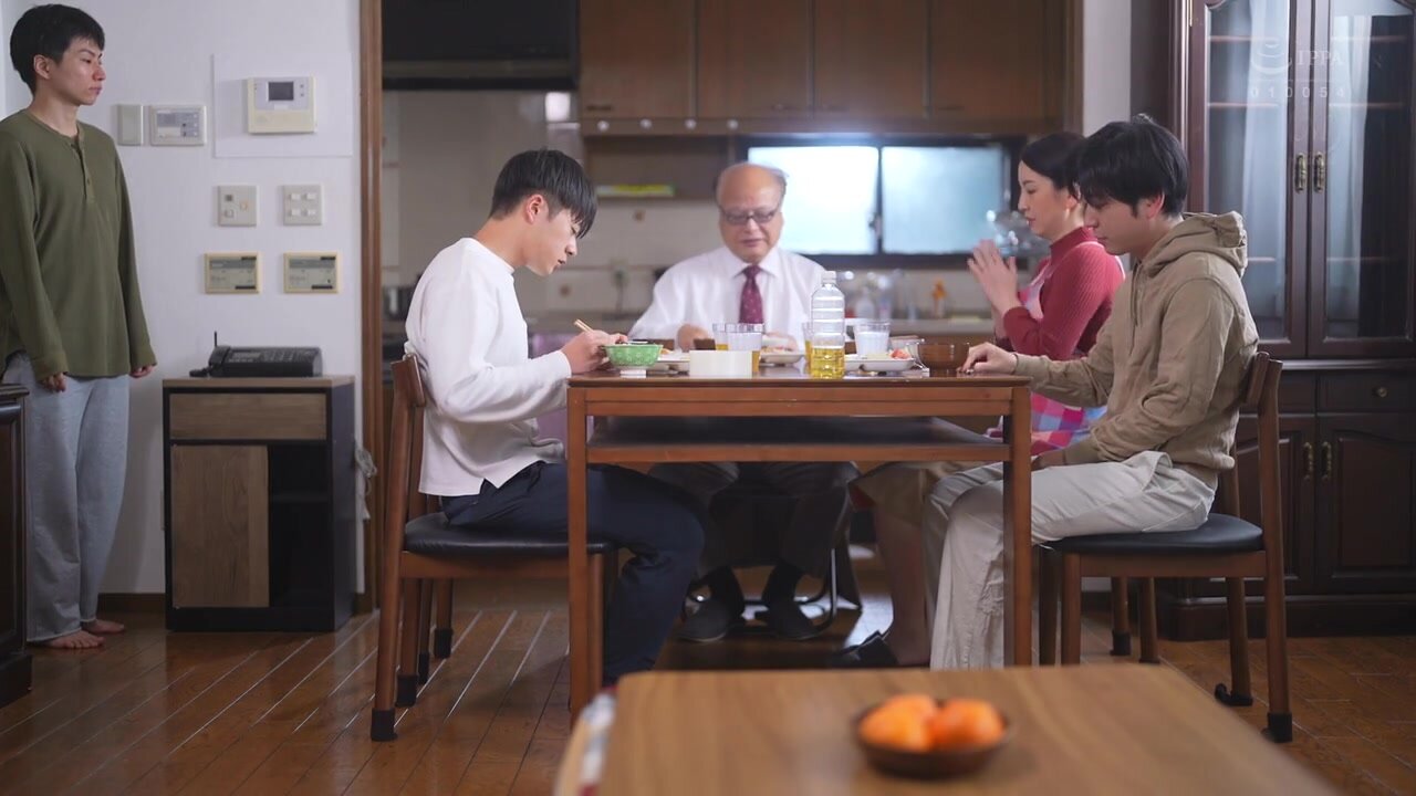 ROE-424 Now that everyone in the family has left, he spends his days incestuously with his mother. Sae Tsubaki