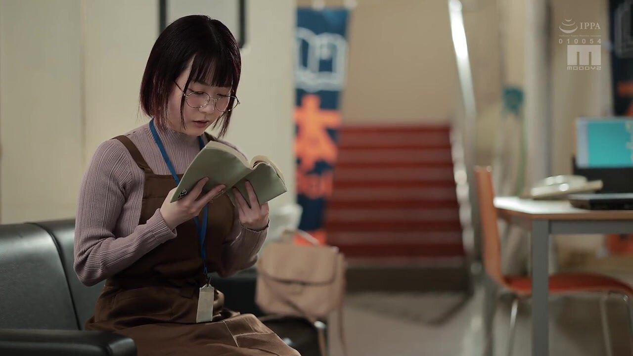 MIDA-406 A plain-looking bookstore clerk with glasses whispers dirty words she learned from porn magazines, and gets all horny. Sakura Miura, a shy girl with divine breasts.