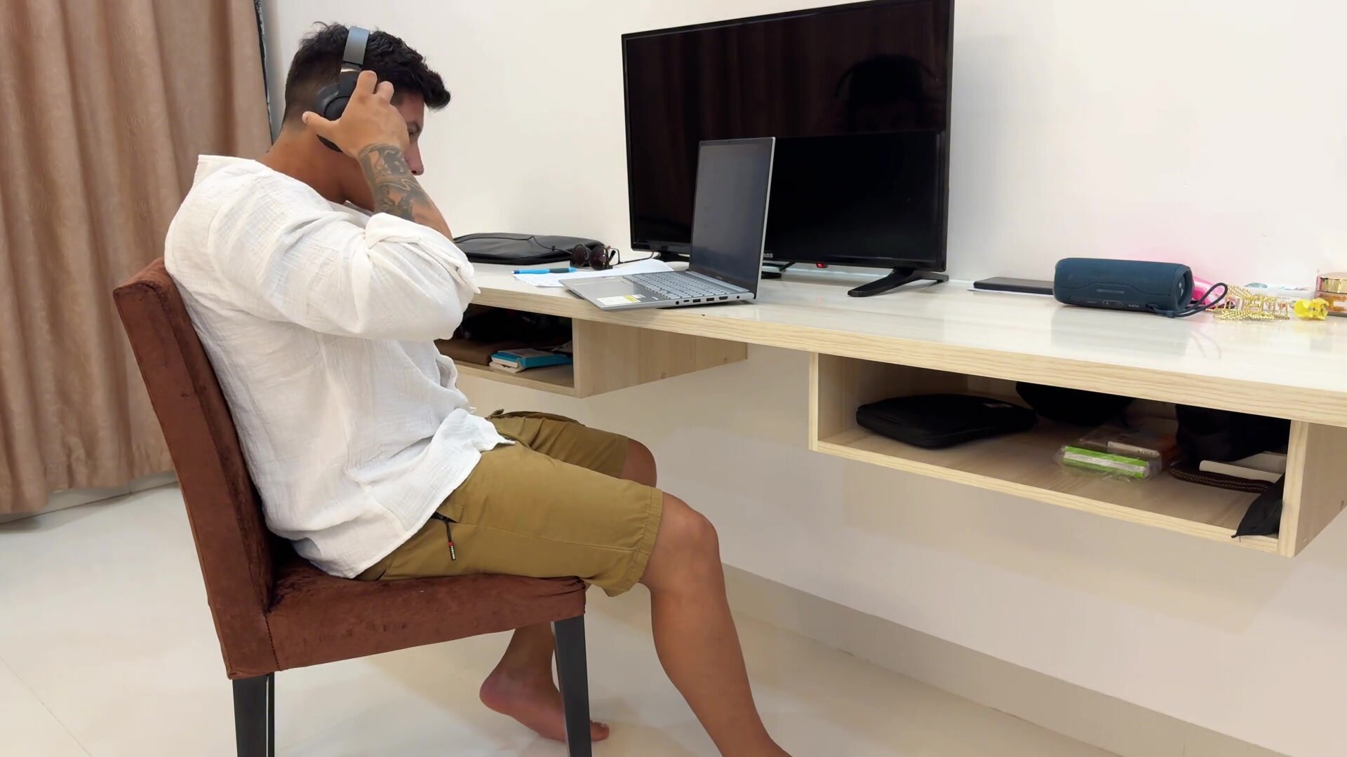 Summer Stepth - She catches her brother-in-law masturbating and decides to surprise him with a blowjob