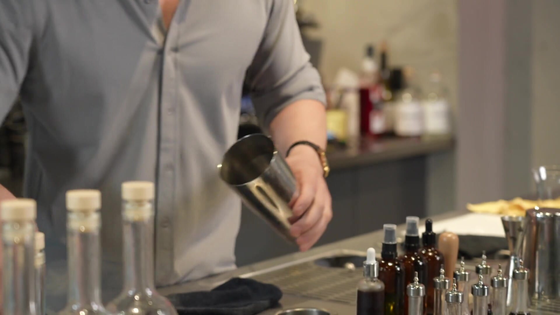 1LanaBanana - No Cash¿ Girl's Wild Strategy to get Free Drinks from the Bartender