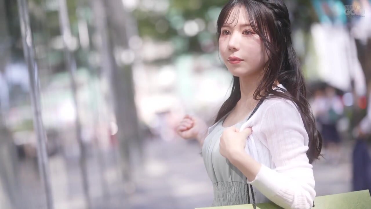 MGOLD-055 If it's just a fantasy, I'm free to have 1000 experiences in my head, but only 2 in reality. AV DEBUT Kikka Momosaki