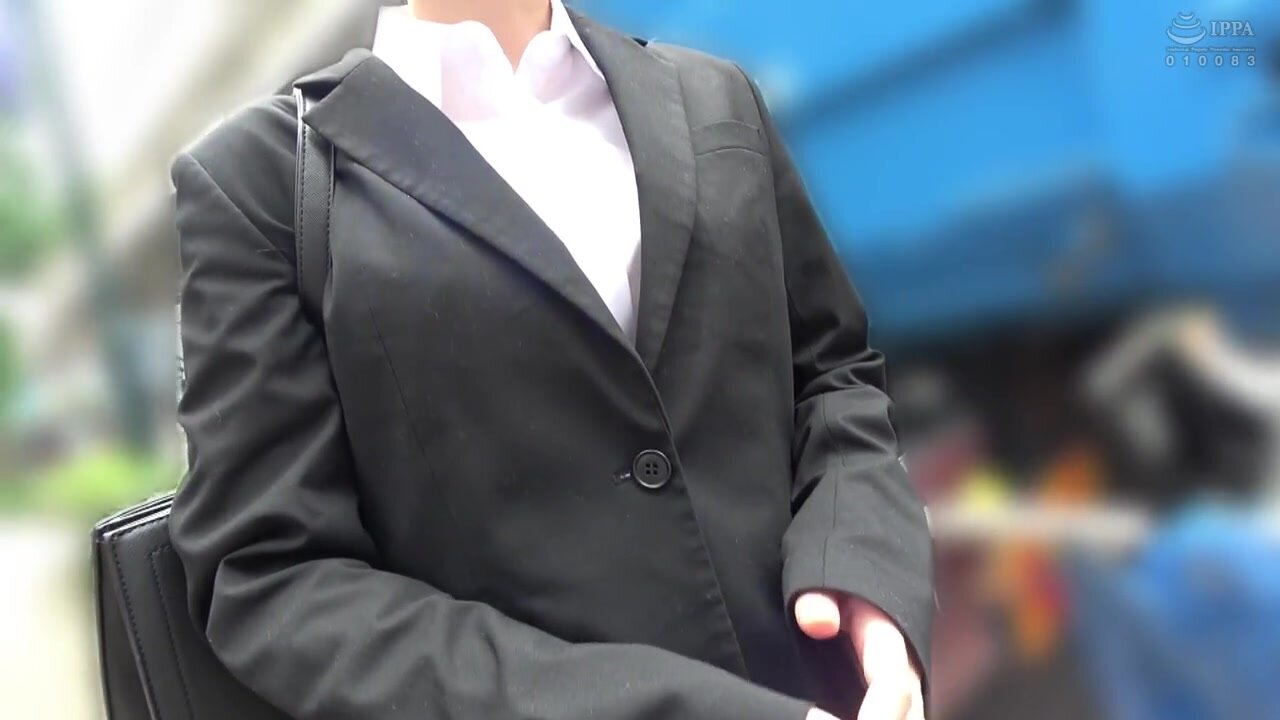 DVMM-317 Ordinary Men and Women Monitoring AV: A Fresh-faced Job-hunting College Girl in a Suit Takes on the Challenge of "Putting on a Condom with Just Her Mouth" for the First Time! She Takes a Big Dick in Her Hands and Her Hot Pussy Gets Hot and Fiery,